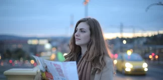 Jeune femme à carte IDF taxi ou VTC