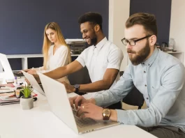 Agence de projet web : un allié de choix pour votre business en ligne gens ordinateurs agence